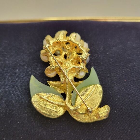 Swoboda Two Colors Pearl and Jade Flower Brooch Signed SWO, INC - Picture 7 of 13